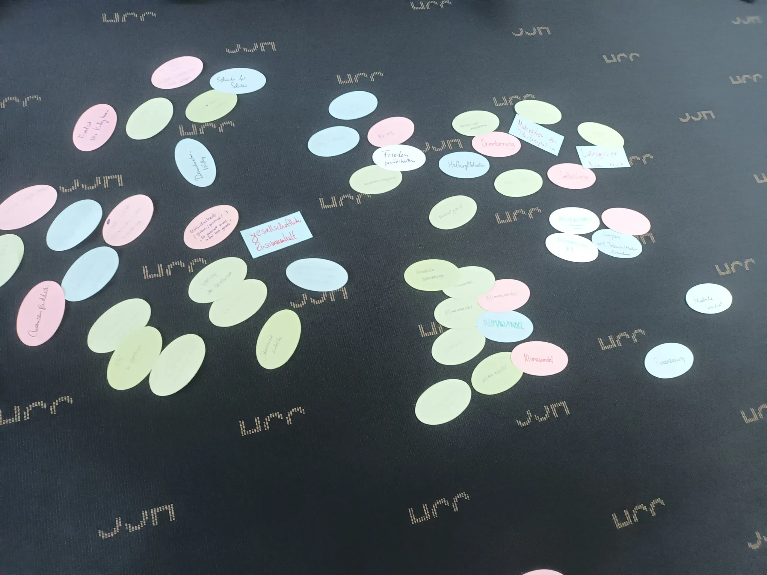 Ausgefüllte Karteikarten liegen auf dem Boden.